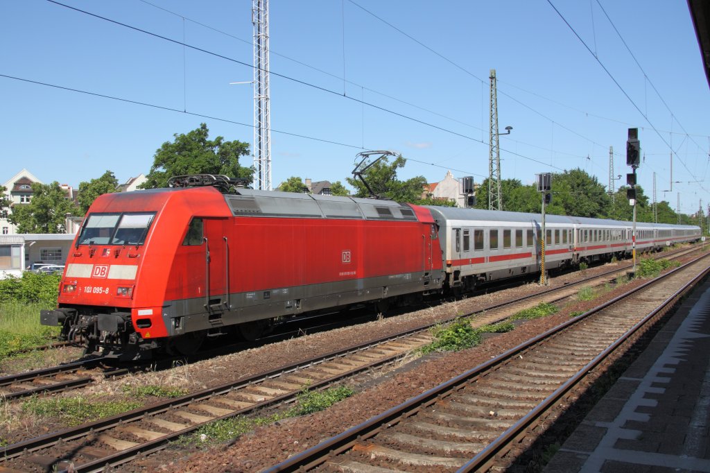 Wegen Bauarbeiten am Haltepunkt SKET Industriepark werden die IC´s von und nach Magdeburg Hbf im sdlichen Stadtgebiet ber die Gtergleise umgeleitet. Auf dem Foto ist 101 095-8 mit einem Intercity nach Leipzig in Magdeburg-Buckau zu sehen. Fotografiert am 16.06.2010. 