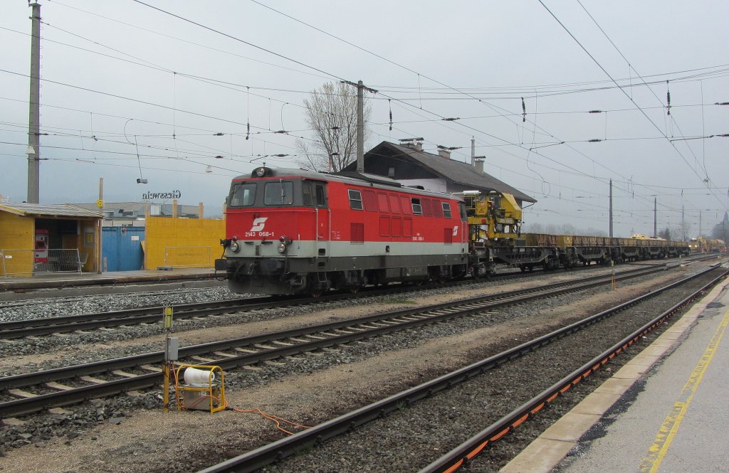 Wegen der Bauarbeiten im Bahnhof Brixlegg kam am 14.4.2012 die 2143 068 mit einem Bauzug in Brixlegg durch, um Schotter f�r die Baustelle in Jenbach zu holen.