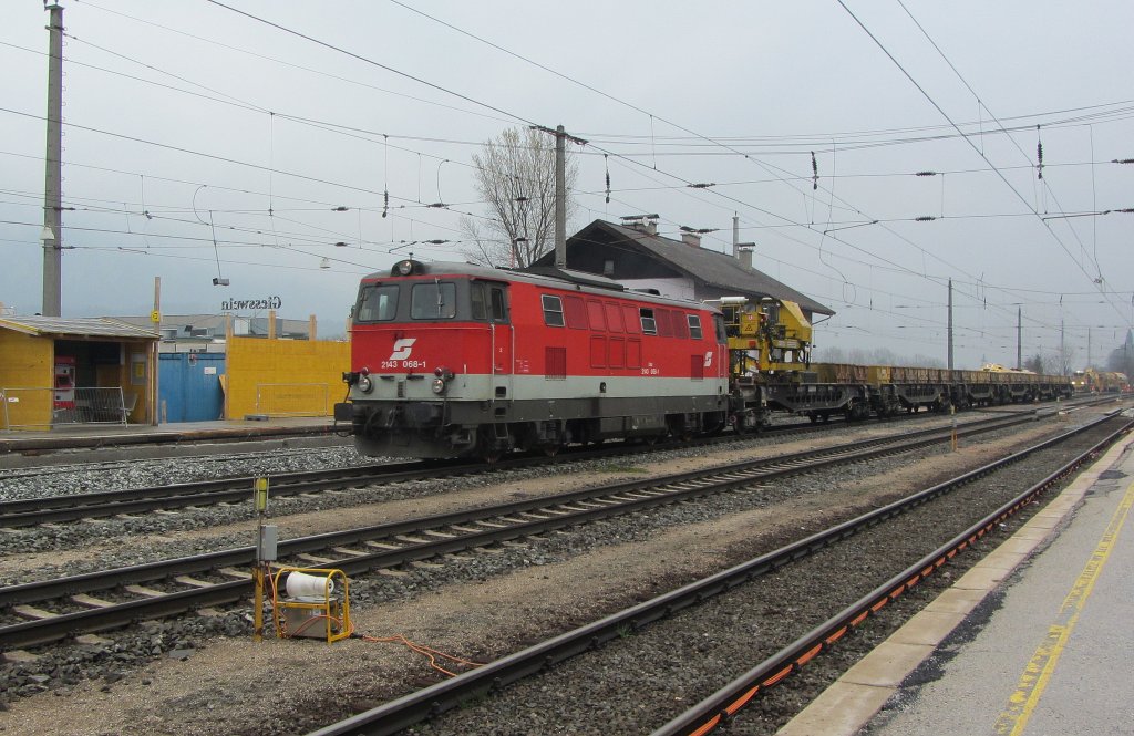 Wegen der Bauarbeiten im Bahnhof Brixlegg kam am 14.4.2012 die 2143 068 mit einem Bauzug in Brixlegg durch, um Schotter fr die Baustelle in Jenbach zu holen.