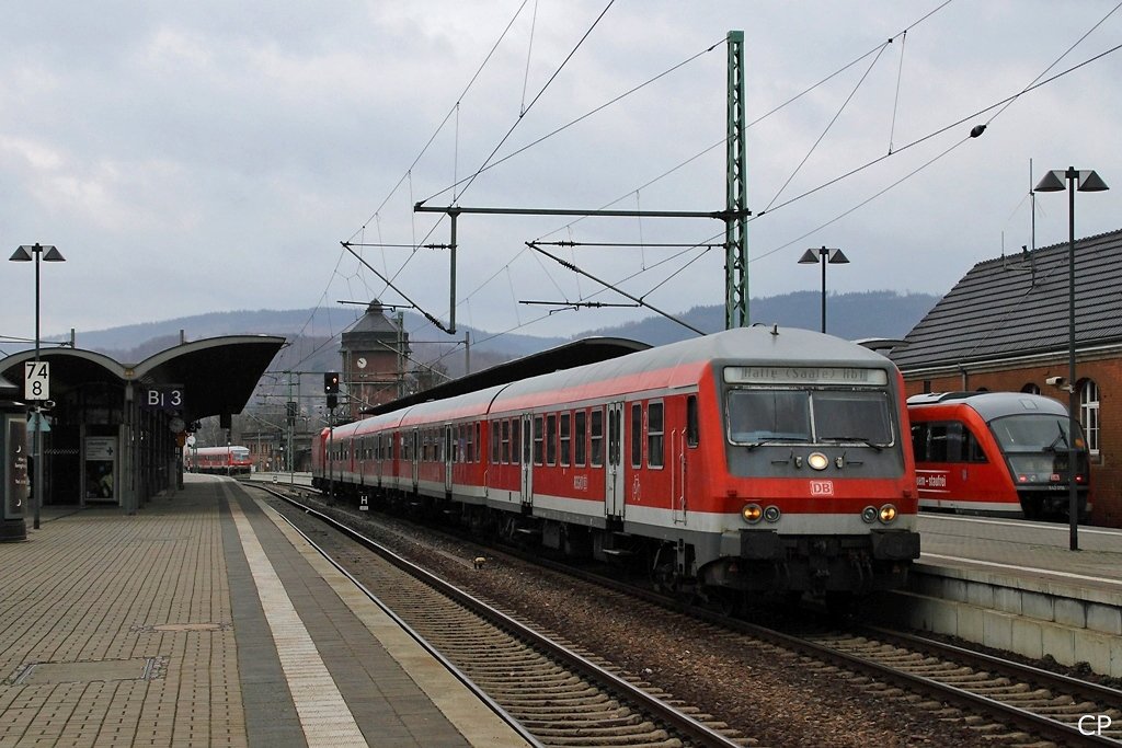 Wegen Bauarbeiten in Groheringen kamen am 27.3.2010 auch mal wieder y-Wagen ( Halberstdter ) nach Saalfeld. Hier steht die RB 91743 nach Halle bereit zur Abfahrt. Geschoben wurde der Zug von 143 218. Steuerwagen ist Bybdzf 482.1 80-35 645-6.