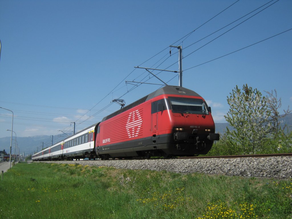 Wegen Bauarbeiten in Olten Hammer wurden am Wochenende vom 16.04.2011 (ab 16 Uhr)-17.04.2011 (Betriebsschluss) alle IR 21xx Biel-Konstanz via NBS/ABS umgeleitet. Im Bild IR 2125 mit Re 460 113 auf Hhe Zuchwil, 17.04.2011.