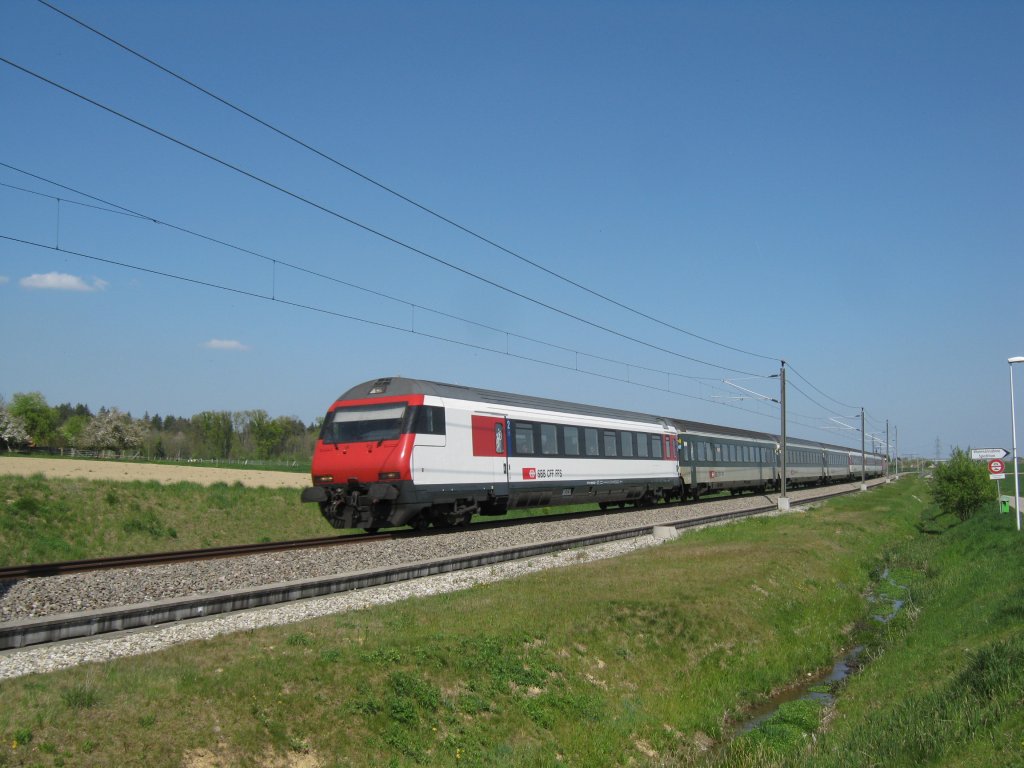 Wegen Bauarbeiten in Olten Hammer wurden am Wochenende vom 16.04.2011 (ab 16 Uhr)-17.04.2011 (Betriebsschluss) alle IR 21xx Konstanz-Biel via NBS/ABS umgeleitet. Im Bild IR 2126 auf Hhe Etziken, 17.04.2011.