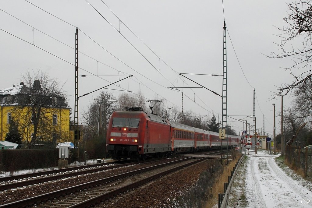 Wegen der Bauarbeiten in Radebeul fhrt auch 101 106-3 mit dem EC 378 nach Stralsund durch Dresden-Stetzsch.(17.12.2009)