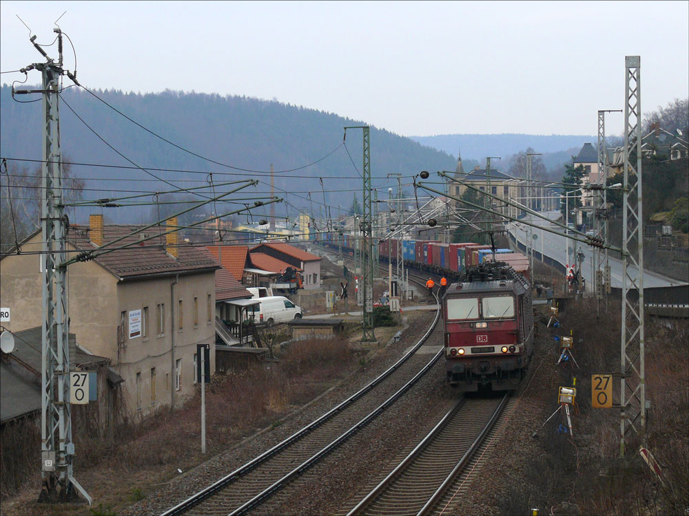 Wegen Bauarbeiten ist das Richtungsgleis nach Dresden gesperrt, deshalb kommt 180 016 in Farbgebung DR mit einem Containerzug auf dem Gleis der Gegenrichtung; Knigstein (Schsische Schweiz); 13.03.2011
