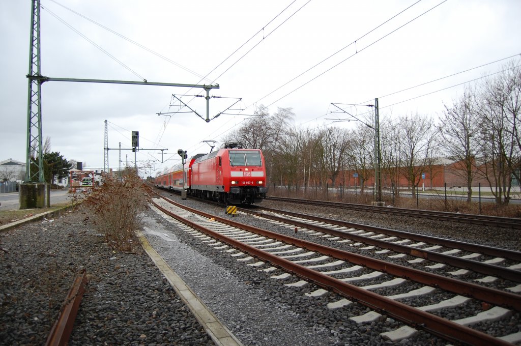 Wegen Bauarbeiten zwischen M�nchengladbach und Viersen ist dieser Zug der Linie RE 2 als Umleiter unterwegs in Korschenbroich. Die Z�ge werden �ber Neuss nach Krefeld-Uerdingen gef�hrt, um dann den gewohnten Weg nach M�nster fort zu setzen.