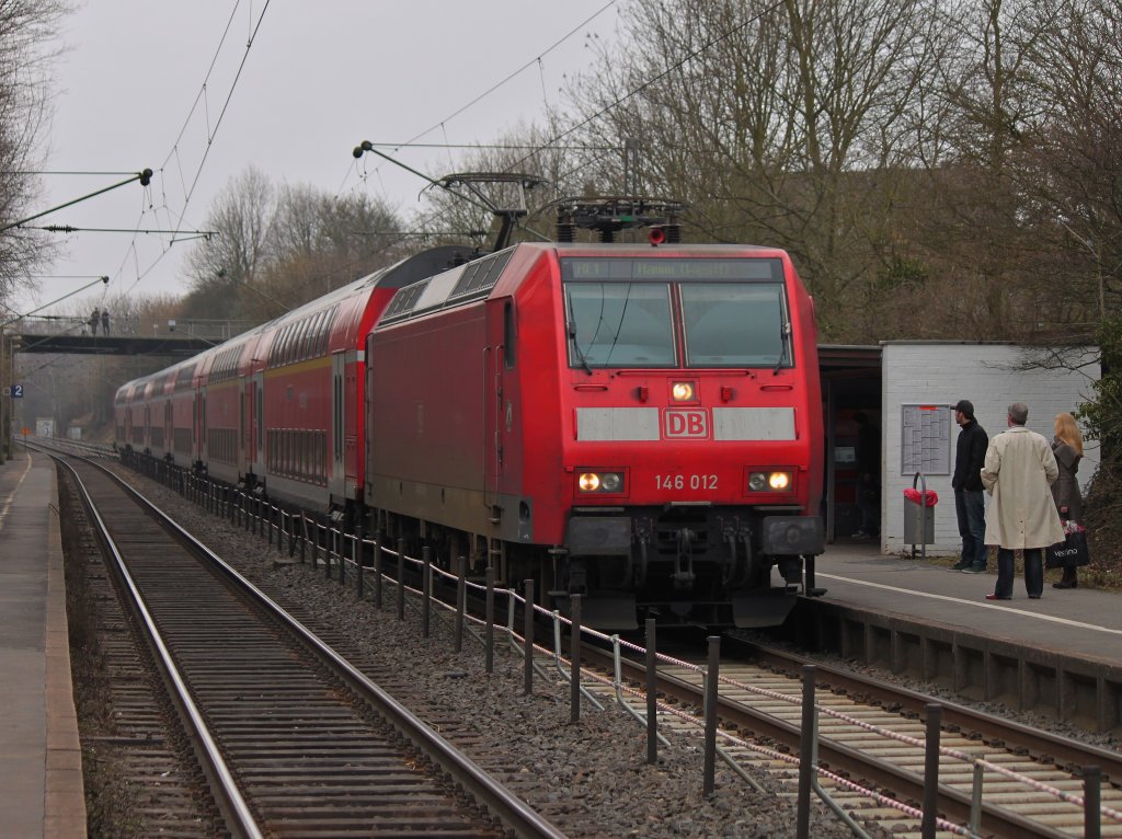 Wegen der Baustelle auf der KBS 480 und den dadurch ausgefallenen Euregiozgen hlt 146 012 mit dem RE1 nach Hamm am 03.03.2012 auch in Eilendorf.