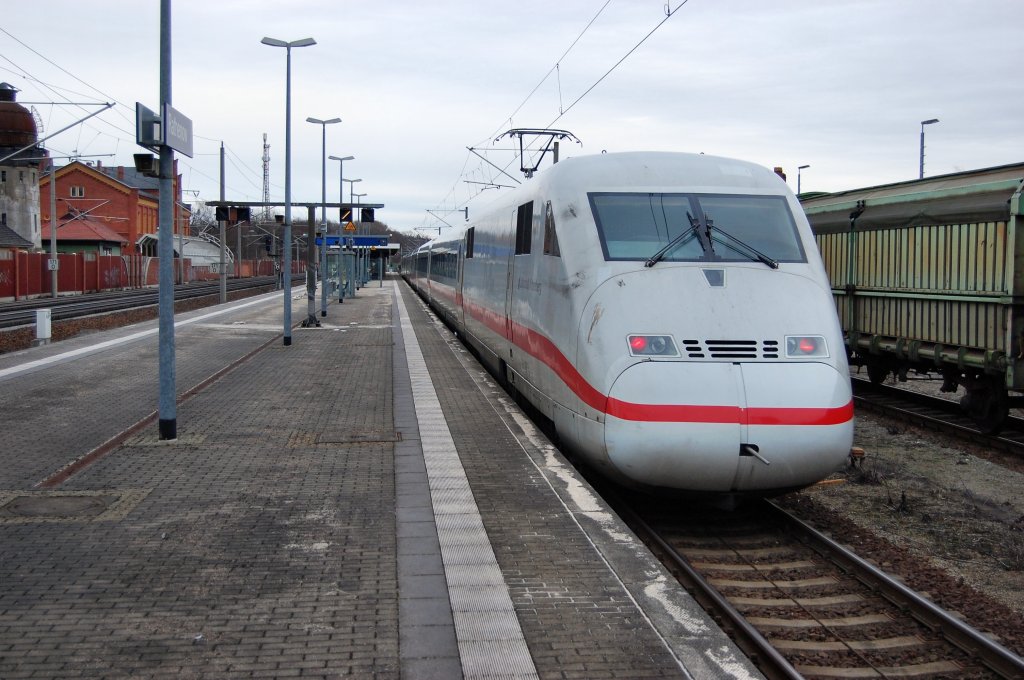 Wegen einer Blockierung durch einen Gterzug, muss der ICE 2 (402 026-9) durch den Bahnhof Rathenow fahren. Dieses Bild erlebt man nur sehr selten. Foto vom 28.02.2010 