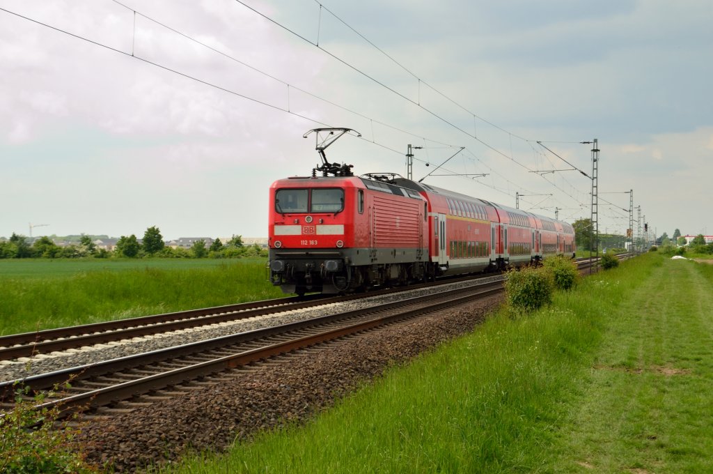 Wegen des eingleisigen Betriebs auf der Kbs 495 vom 24.-27.5.2013 f�hrt hier die 112 163 mit einem RE7-Zug nach Krefeld auf dem linken Gleis in Richtung Neuss. 25.5.2013