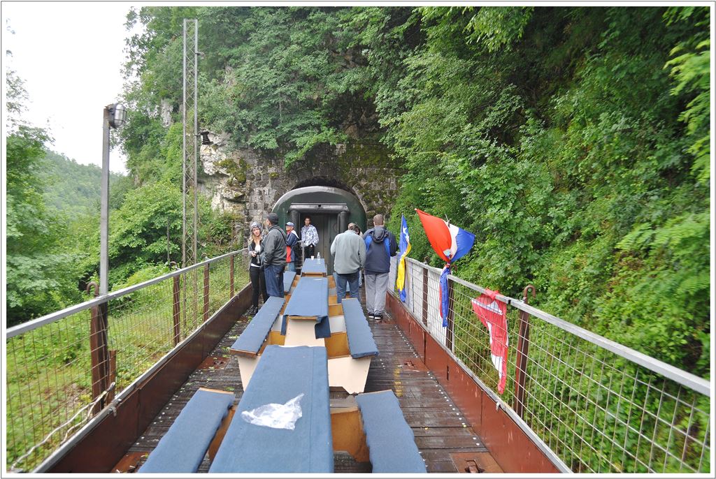 Wegen des Regens noch sprlich besetzte  Aussichtswagen  im Extrazug des Rotary Club Bihać durchs Unatal nach Martin Brod. (29.06.2013)