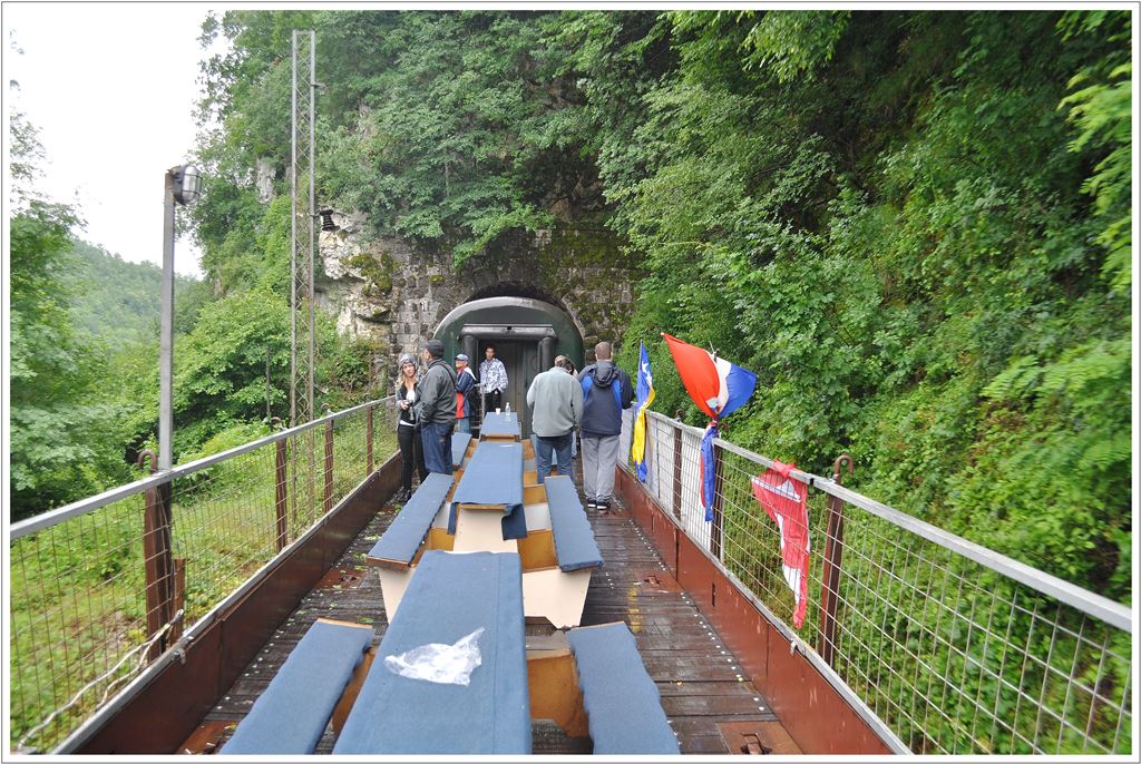 Wegen des Regens noch sprlich besetzte  Aussichtswagen  im Extrazug des Rotary Club Bihać durchs Unatal nach Martin Brod. (29.06.2013)