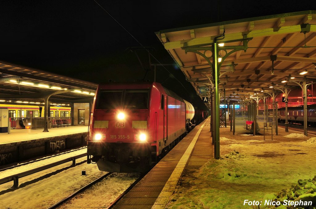 Wegen eines im Block davor fahrenden Triebwagens,musste 185 355-5 mit ihrer gemischten Fuhre nach Seddin einen kurzen Zwangshalt im Bahnhof von Berlin-Wannsee einlegen (22.01.10)