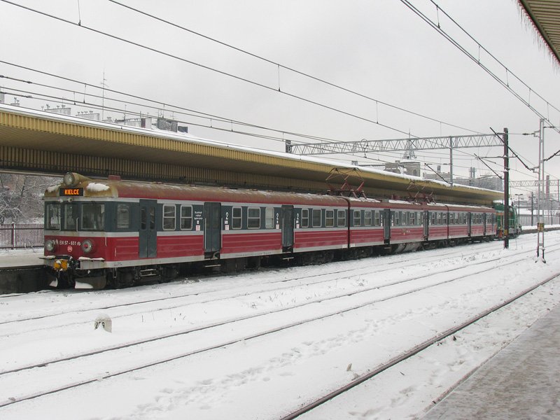 Wegen Eis-Angriff mussten im Raum um Częstochowa die elektrischen Zge von Dieselokomotiven gezogen werden. EN57-651 mit SM42-1016 als Regio-42037 in Częstochowa Osobowa, 13.01.2010.