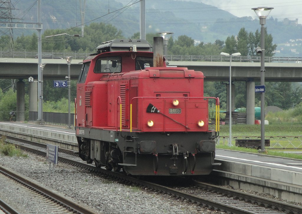 Wegen einer Entgleisung in Bodio fhrt am 27.07.11 die Bm 4/4 18405 von Bellinzona durch Castione-Arbedo zum Unfallort, um dort ein Aushilfemanver zu ttigen. 2 Minuten davor durchfuhr schon eine andere Bm 4/4 mit einem Hilfswagen den Bahnhof. Die Entgleisung, die ich bei der Durchfahrt in Bodio sah, war folgendermassen: Die rote Entgleisungsvorrichtung war geschlossen und brachte deshalb 2 Holcim-Kieswagen zur  geplanten  Sicherheitsentgleisung. In Bodio war zu dem Zeitpunkt auch noch die andere Bm 4/4, eine Re 10/10 mit dem Rest des Holcim-Zuges und eine Am 843 von Cargo (hinter den beiden Wagen, abgekuppelt).