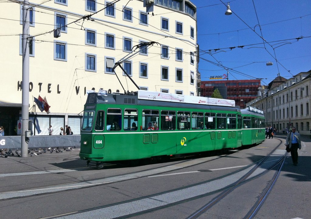 Wegen einer Fahrleitungsstrung wurden die Trams der Linie 15 ausnahmsweise via BLT Strecke-Basel Bahnhof SBB umgeleitet. Im Bild ist der Be 4/4 464 mit dem B4S 1475, 17.07.2012. (Handyfoto)