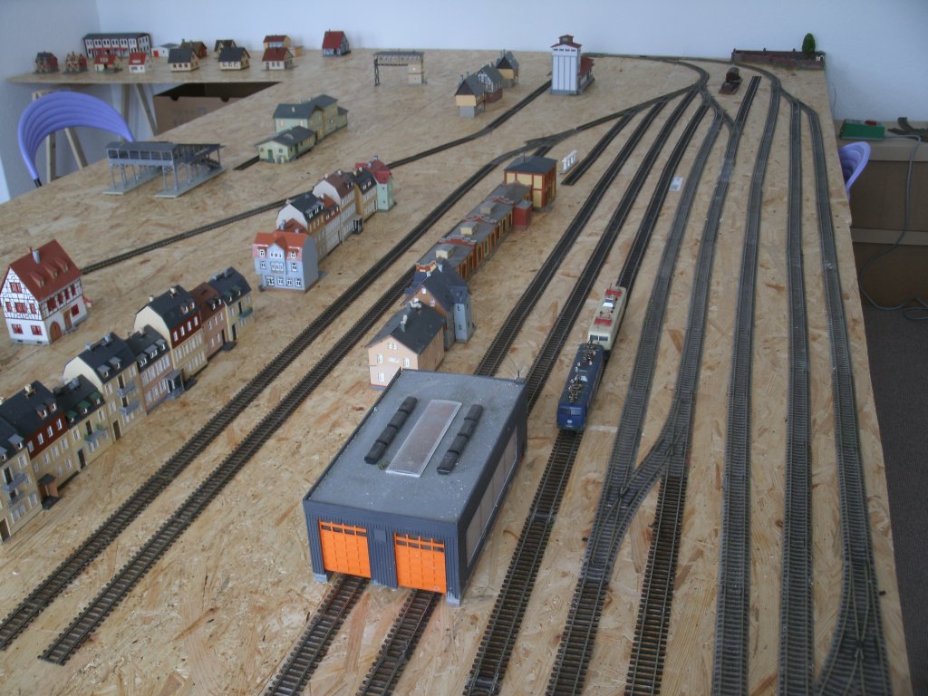 Wegen Feuchtigkeit im Keller mute ich meine dortige H0-Anlage wieder abbauen,nun er gab sich neuen Platz fr eine Grere Anlage.So konnte ich schon auf der neuen Anlage das zuknftige Bw aufbauen.Aufnahme vom 16.Juni 2013. 