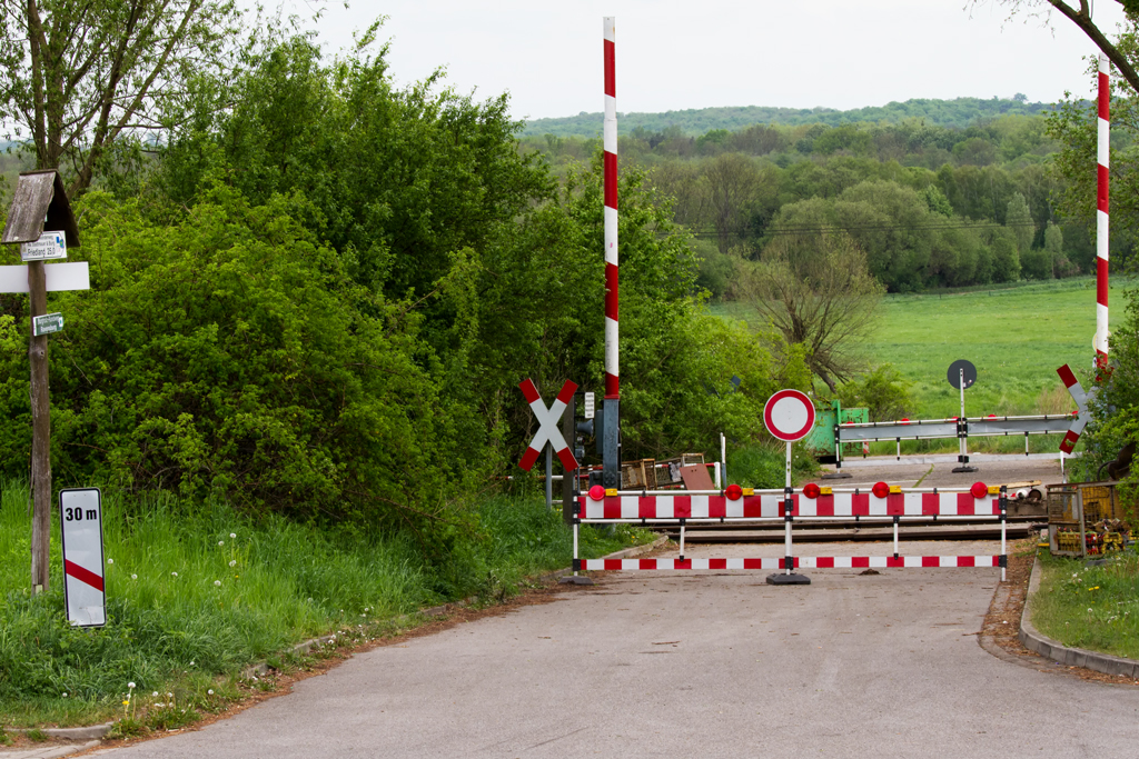 Wegen Gleisbauarbeiten gesperrter B� (Anrufschranke) auf der Strecke Neubrandenburg - Pasewalk bei Neubrandenburg im km 203,8. - 11.05.2012
