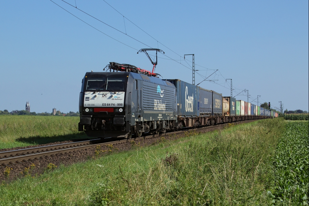 Wegen Gleiserneuerung auf der Betuwe-Linie kam es auf der Strecke Viersen-Venlo wieder einmal zu Umleitern. Einer davon ist am 20.8. eine BR 189 mit Containern zu einem Seehafen