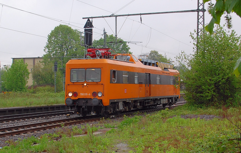 Wegen einer gro angelegten Umstellung auf ein elektronisches Stellwerk ist die rechte Rheinstrecke zwischen Dinslaken und Emmerich an diesem Wochenende gesperrt...so werden alle Fern- und Gterzge ber Kln und Mnchengladbach nach Viersen und Venlo so wie nach Eindhoven umgeleitet und deshalb musste der  IFO 708 331-4 erst einen Hollandfahrer vorlassen, bevor er selber den Rheydter Hbf in Richtung Mnchengladbach verlassen durfte. 5.5.2012