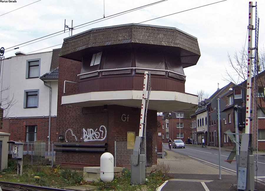 Wegen immer h�ufiger Auftretenden Vandalismus-Sch�den hat man nun alle ehemaligen Stellwerke entlang der Strecke Aachen- Gladbach auf dem Abschnitt �bach- Rheydt mit Vandalismus-Schutz-T�ren und Fenster- Lochblechen versehen, hier das ehemalige Stellwerk Gf in Geilenkirchen, komplett Verrammelt 20.11.09