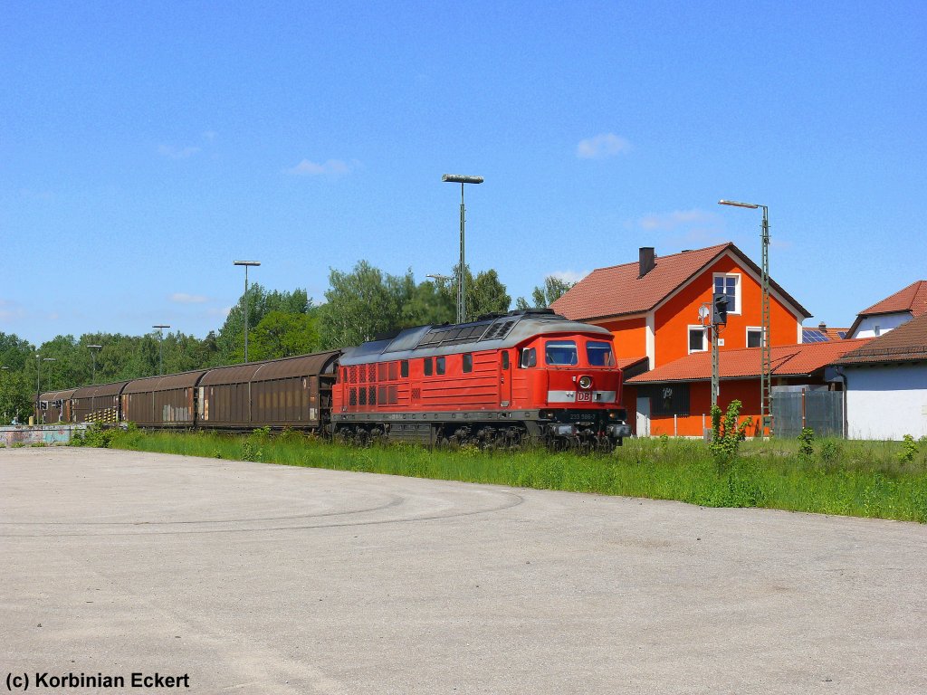 Wegen der Komplettsperrung auf der KBS 880 (Passau-N�rnberg) zwischen Regensburg Hbf und Neumarkt (Oberpf) mussten einige G�terz�ge �ber die KBS 885 und ab Schwandorf �ber die KBS 870 richtung N�rnberg umgeleitet werden. Einer dieser Umleiter in Form von 233 586 mit einem gemischten G�terzug wurde in Klardorf bei Schwandorf abgelichtet, 04.06.2010