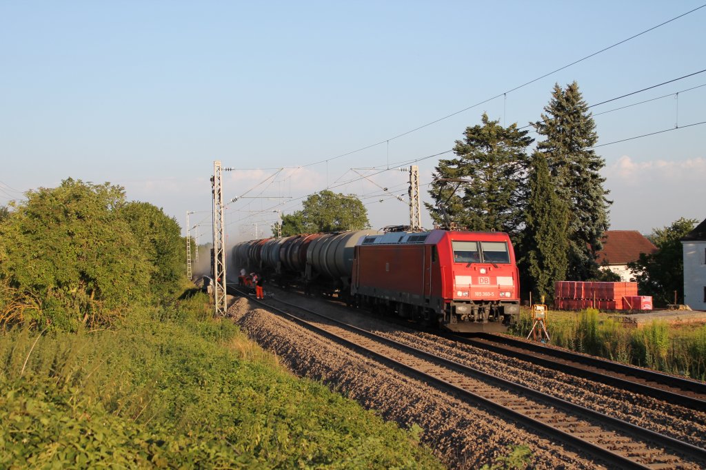 Wegen der langen Trockenheit wirbelt jeder Gterzug eine extreme Menge Staub auf. Dies wurde durch die Bauarbeiten ausgelst, da hier auch der Schotter ausgetauscht wird. Hier hllt 185 360 am 05.08.2013 die Bauarbeiter in Staub.