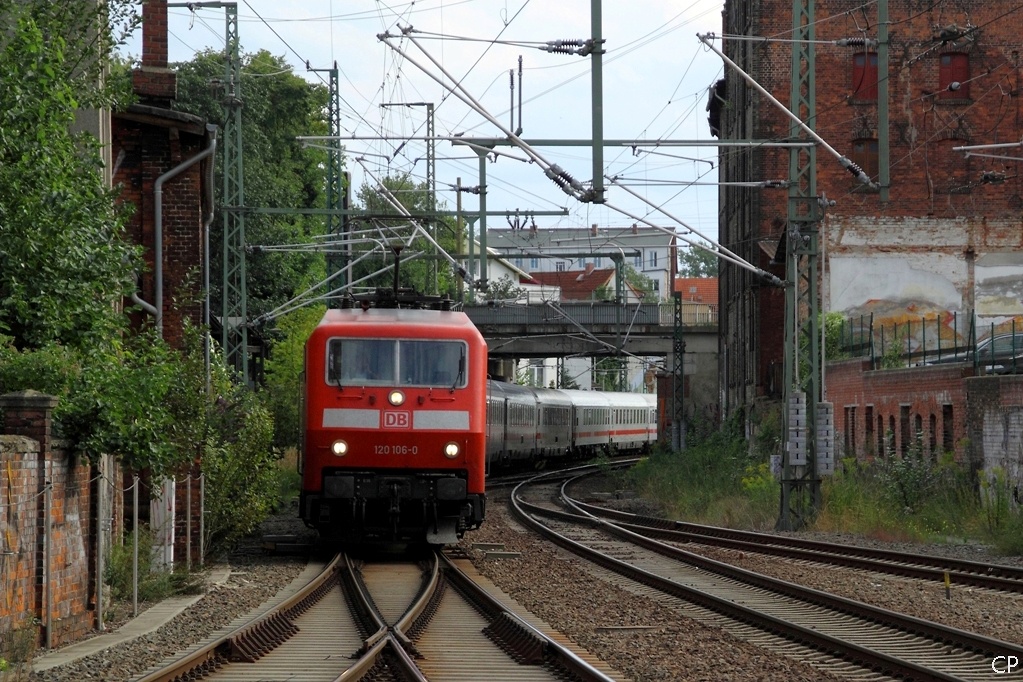 Wegen einer Oberleitungsst�rung f�hrt 120 106-0 mit dem IC 2116 mit 45 Minuten Versp�tung in Schwerin ein. (21.8.2010)
