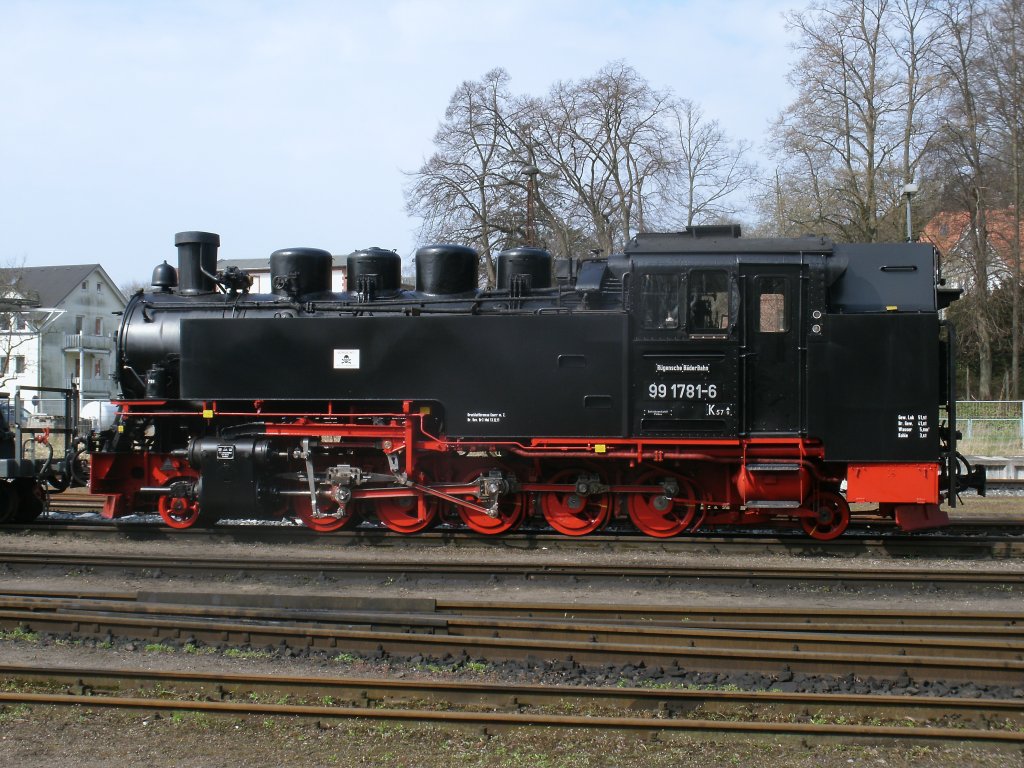 Wegen Probleme an der Lok kommt der letzte Neuzugang momentan nicht zum Einsatz.Am 21.April 2012 stand 99 1781 in Putbus. 
