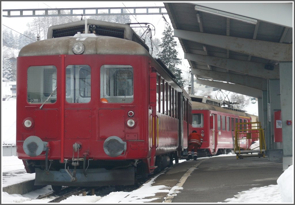 Wegen Revision des BDeh 3/6 kommen beide Altbautriebwagen ABDeh 2/4 23 und 24 zum Einsatz. (15.02.2010)