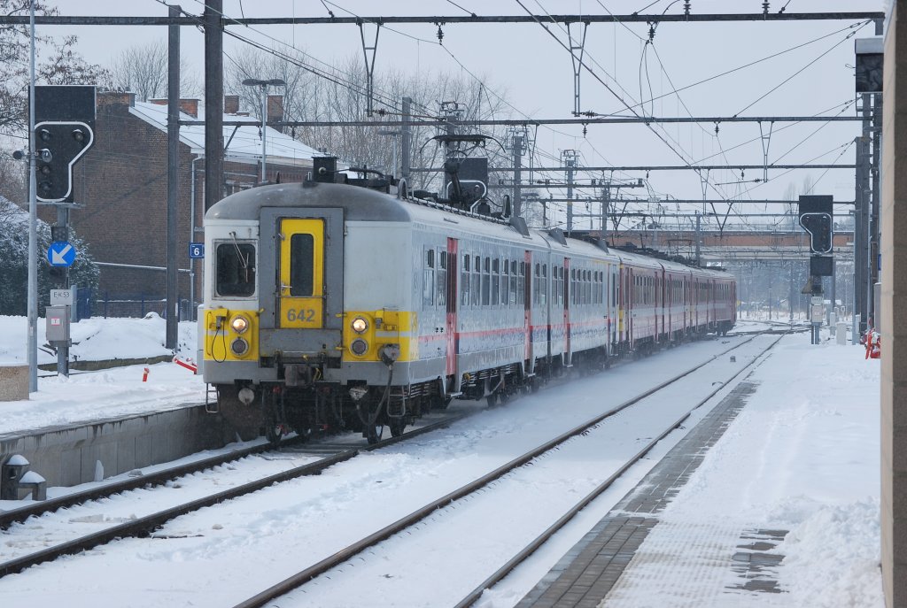 Wegen der schlechten Wetterbedingungen ersetzten am 15.02.2010 alte Triebwagen die herkmmlichen I11-Wagen und die E-Lok HLE13 fr den IC-Zug Oostende-Eupen (hier bei der Ankunft in Welkenraedt).