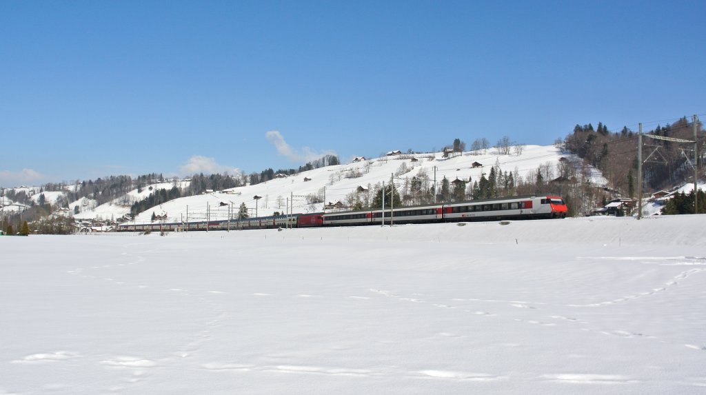 Wegen den Skiferien mssen fast alle Zge in die Wintersportregionen verstrkt werden, so auch ins Wallis: IC 822 mit 3 Verstrkungswagen (zuvorderst Bt EWIV 50 85 28-94 929-2) an der Spitze, Re 460 088-8 und 9 Dostowagen bei Reichenbach im Kandertal, 17.02.2013.