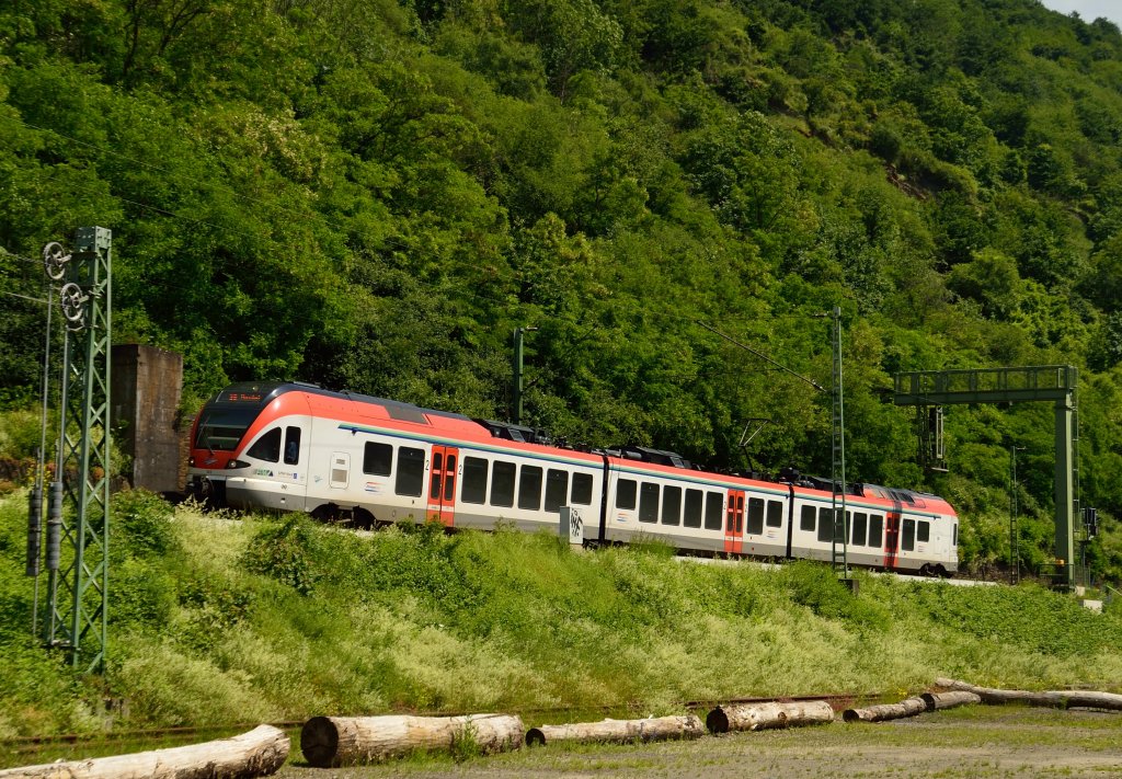 Wegen einer Sperrung der rechten Rheinstrecke hinter Rdesheim Fluss abwrts verkehrt der Vias 303 nicht auf der ganzen Strecke nach Koblenz. Hier ist er kurz vor Kaub. 17.6.2013