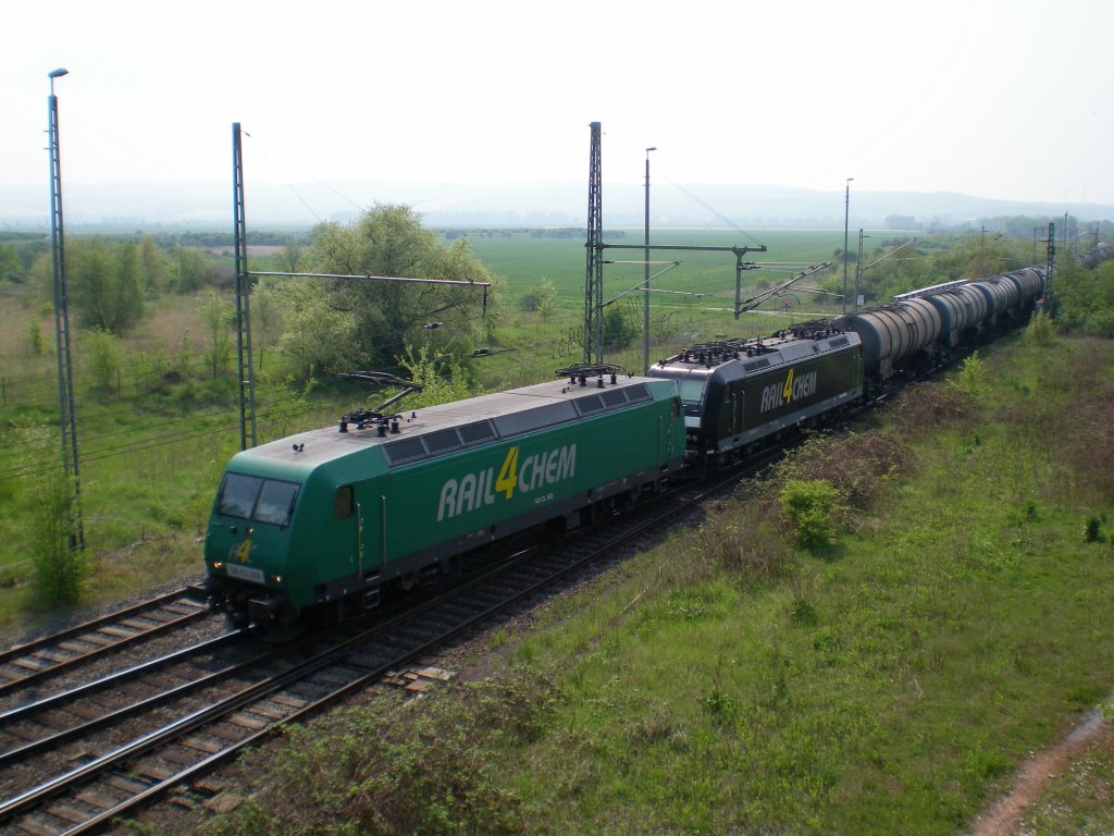 Wegen einer Streckensperrung befhrt eine 145 der Rail4Chem mit ihrem DGS auerplanmig die Strecke Erfurt-Sangerhausen und erreicht gleich Artern, 1.05.2009