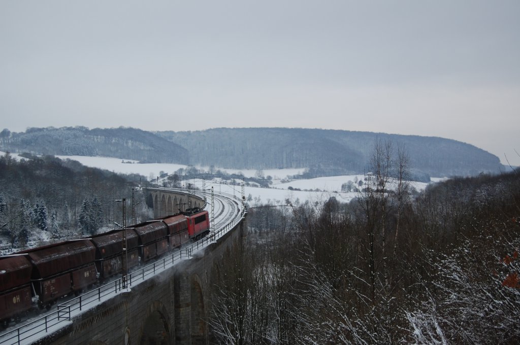 Wegen der Streckensperrung zwischen Hamm und Bielefeld wurden einige Zge ber Altenbeken umgeleitet. Hier berquert eine BR 155 mit einem Kohlezug am 05.01.2010 den Bekeviadukt in Altenbeken.