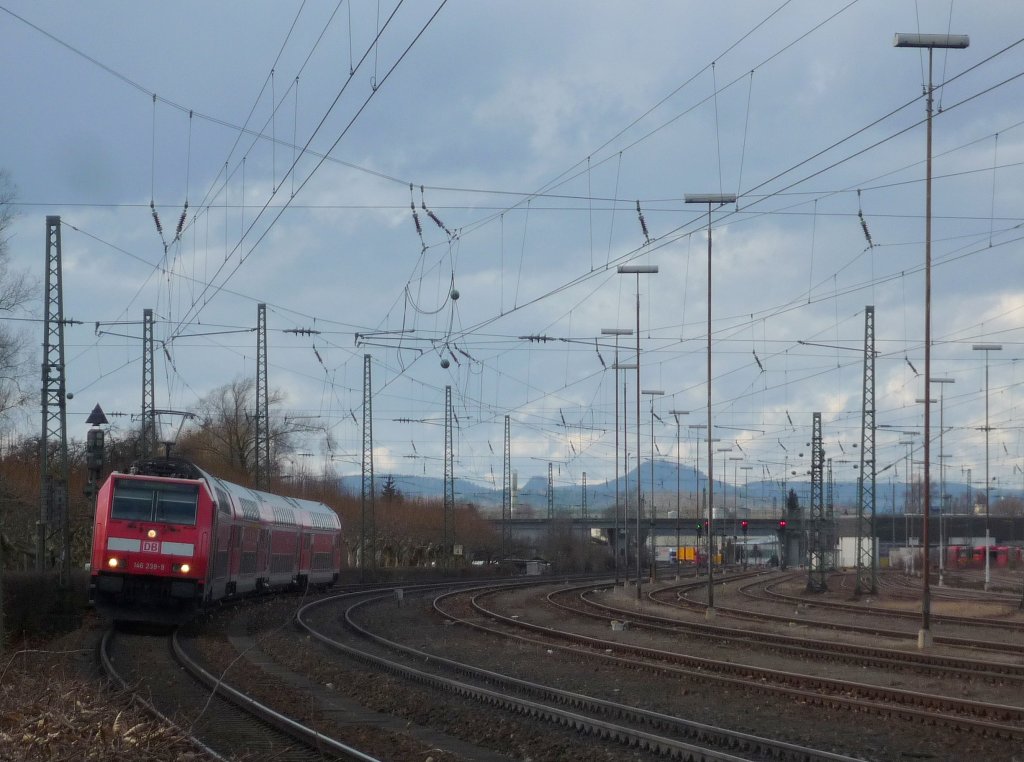 Wegen Unwetters endete der erwartete  Sixpack -IRE 5191 bereits im Schwarzwald und so kam 146 239-9  Hausach  mit ihrer Garnitur als Ersatzzug fr IRE 5191 Triberg(Schwarzw) - Kreuzlingen/CH wieder zurck nach Radolfzell. 28.02.10