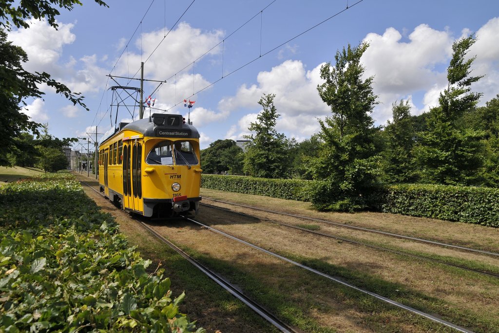 Wegen  Vlaggetjesdag' gibt es heute u.a. wagen 1165 mit linie 7 auf die strecke Statenkwartier - Den Haag CS, aufnahme ist von 11.06 2011.