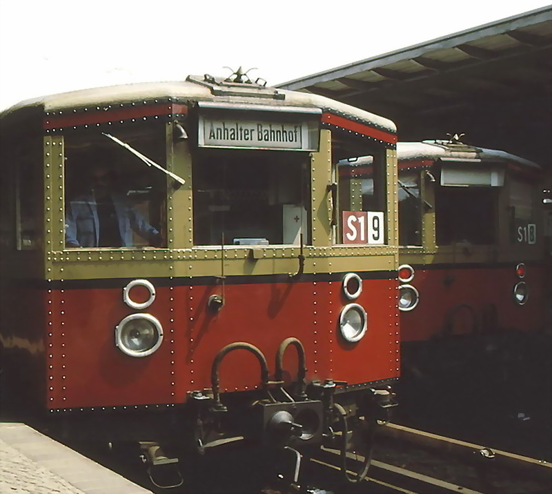 Wehmtig muss ich an die alten Zeiten zurckdenken,als diese Zge(und ihre Fahrgerusche) das Bild Berlins prgten.(Archiv P.Walter 1987)

