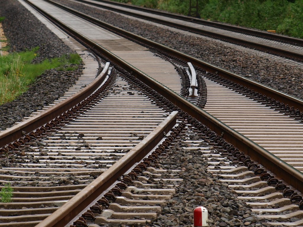 Weiche ausser Betrieb? Diese  Weiche  wird nur im Bedarfsfall betriebsfertig umgebaut. Zu sehen ist sie auf der KBS480 Kln-Aachen bei Kilometer 62,8. Dort ist ein Gleisanschluss fast mitten im Wald nahe der Landstrasse 23, an dem man die Mglichkeit hat schwere Transformatoren umzuladen.