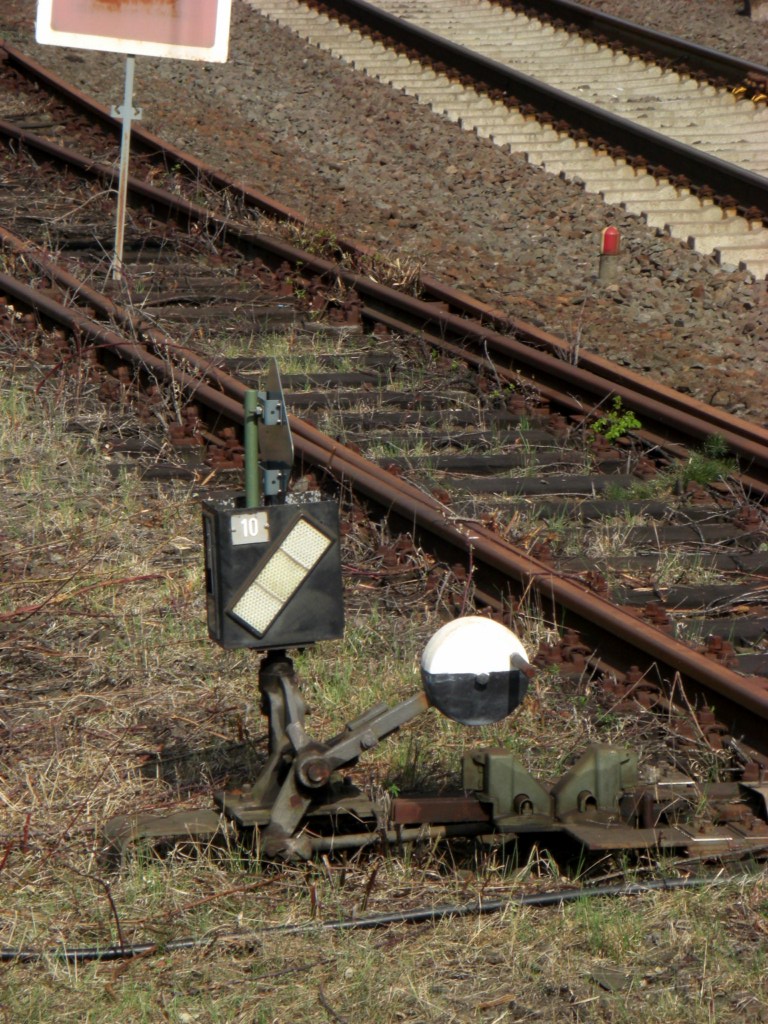 Weiche zum ehemaligen Ladegleis im Bahnhof Winningen.
Weiche befindet sich im Gesperrten Gleis 3, auf der Weiche ist das Schild fr die fehlende Oberleitung nach links zu sehen.