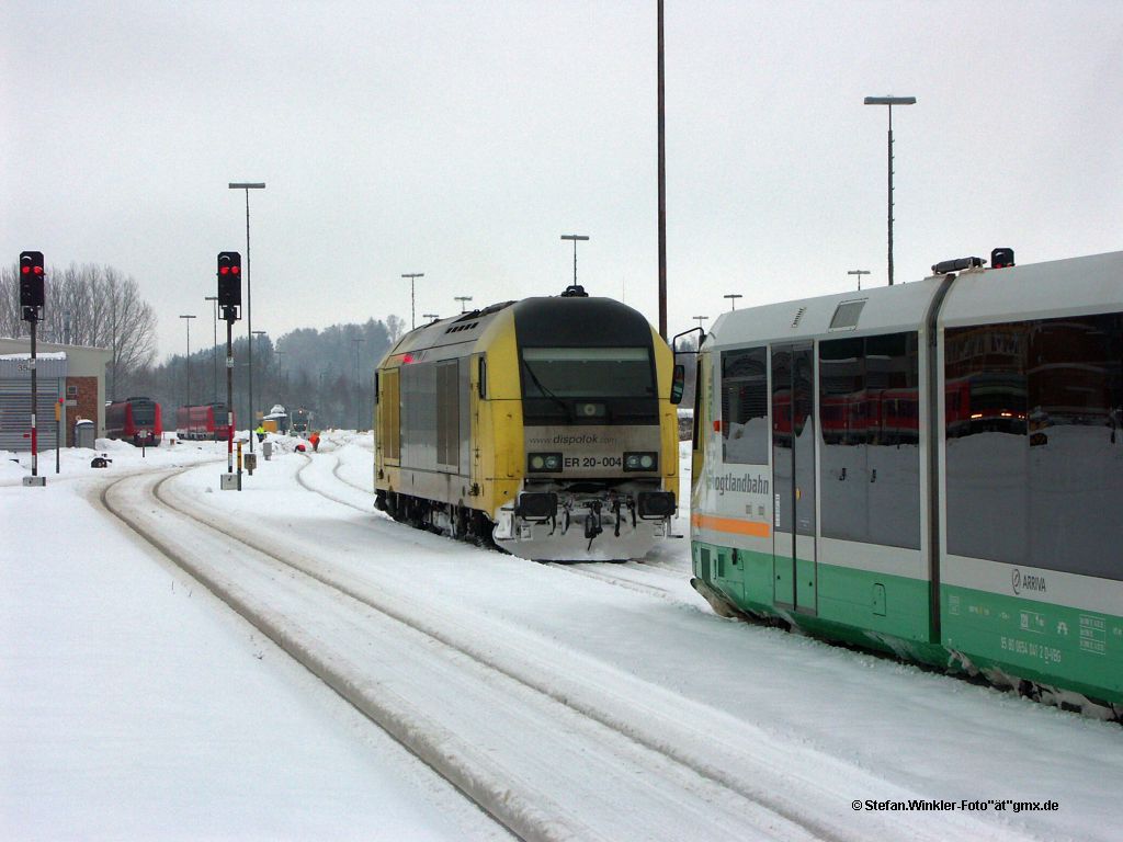 Weichenstrungen gab es am 21.12.2010 in Hof Hbf. Es wurde von Hand gerumt wie links hinten zu sehen und auf dem Lokverkehrsgleis zwischen Gleis 2 und 4 fand man aussergewhnlicherweise andere Tfz. Hier eine ER20-Lok und ein kleiner Tw der VGB. Wer genau hinschaut, kann noch einen Desiro, zwei 612er und sogar einen 628 auf diesem Bild entdecken!