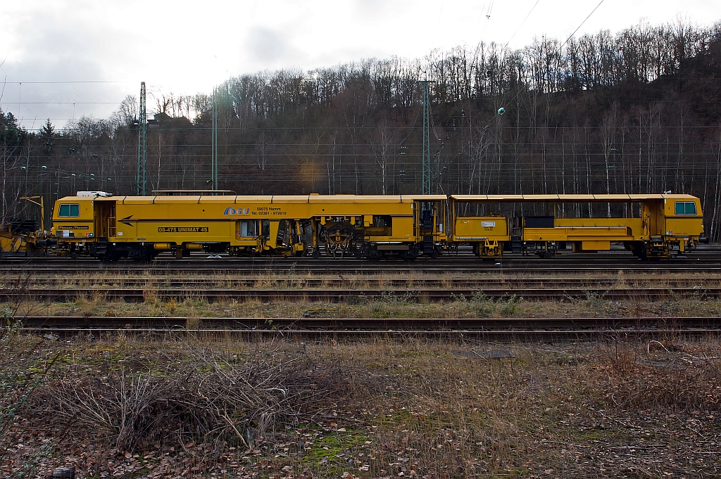 Weichenstopfmaschine Plasser & Theurer 08 - 475 Unimat 4S der DGU (Deutsche Gleisbau Union), abgestellt am 10.12.2011 in Betzdorf/Sieg. Eingestellt als Schweres Nebenfahrzeug Nr. 97 43 42 533 17-7