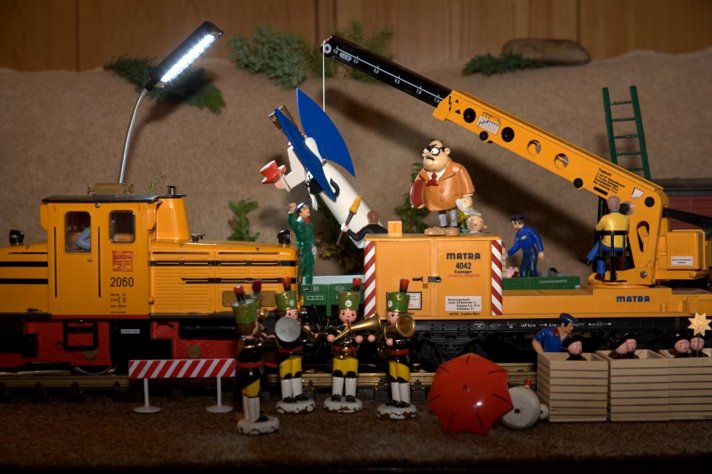 Weihnachten ist vorbei und nun mssen die Dekorationen aus dem Weihnachtsland wieder abgebaut werden. Willy Jespersen als rhriger Unternehmer  mit einem Herz fr seine Heimat lt es sich nicht nehmen die Verladung der berlebensgroen Engelfigur persnlich zu leiten. 20.01.2013 gegen 16:06  Uhr aufgenommen.
(Stativ/Blitz/Weitwinkelvorsatz) 