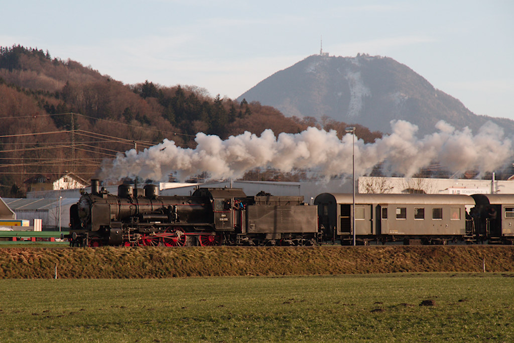 Weihnachtsfahrt von Salzburg nach B�rmoos und zur�ck. Vor der Kulisse des Gaisbergs ist die 638.1301 in schneller Fahrt in Richtung Oberndorf unterwegs. (24.12.2012)