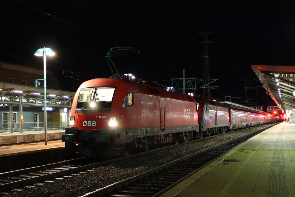 Weihnachtsferien sind aus, Zge sind voll, aus diesem Grund zogen 1116 027 und 1116 246 die Ganitur 46 und Schleuderwgen als RJ 630 von Villach (Vb) nach Wien Meidling (Mi), hier zum sehen im Bahnhof Wiener Neustadt Hauptbahnhof (Nb), aufgrund eines Stellwerksausfall im Bahnhof Leobersdorf wurde der Zug ber Ebenfurth (Ef), Gramatneusiedl (Gn) und Inzersdorf (Iz) umgeleitet; am 06.01.2013
