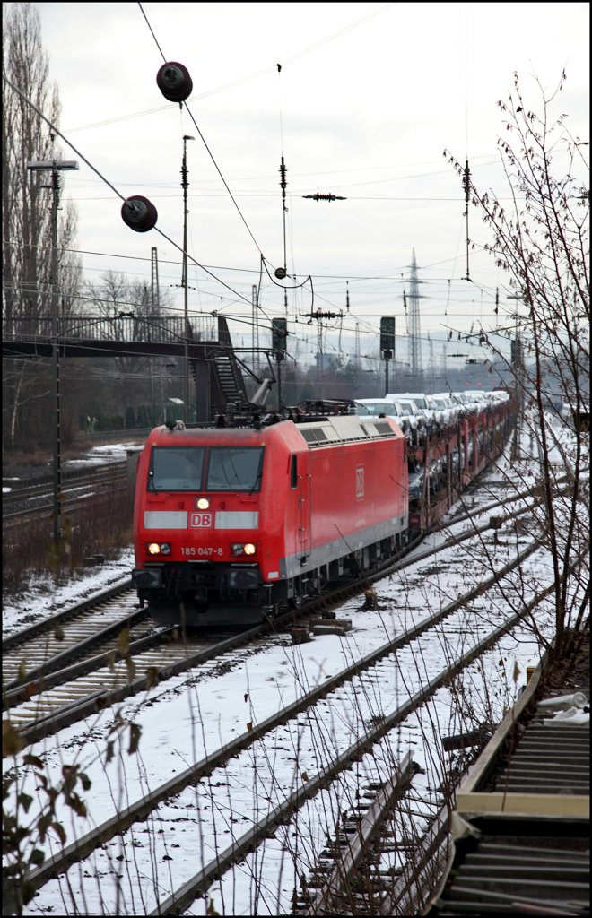 Weihnachtsgeschneke kommen.... 185 047 beschleunigt mit ihrem AUDI-Express, beladen mit AUDI S5 Modellen (!!!) nach Emden. (24.12.2009)