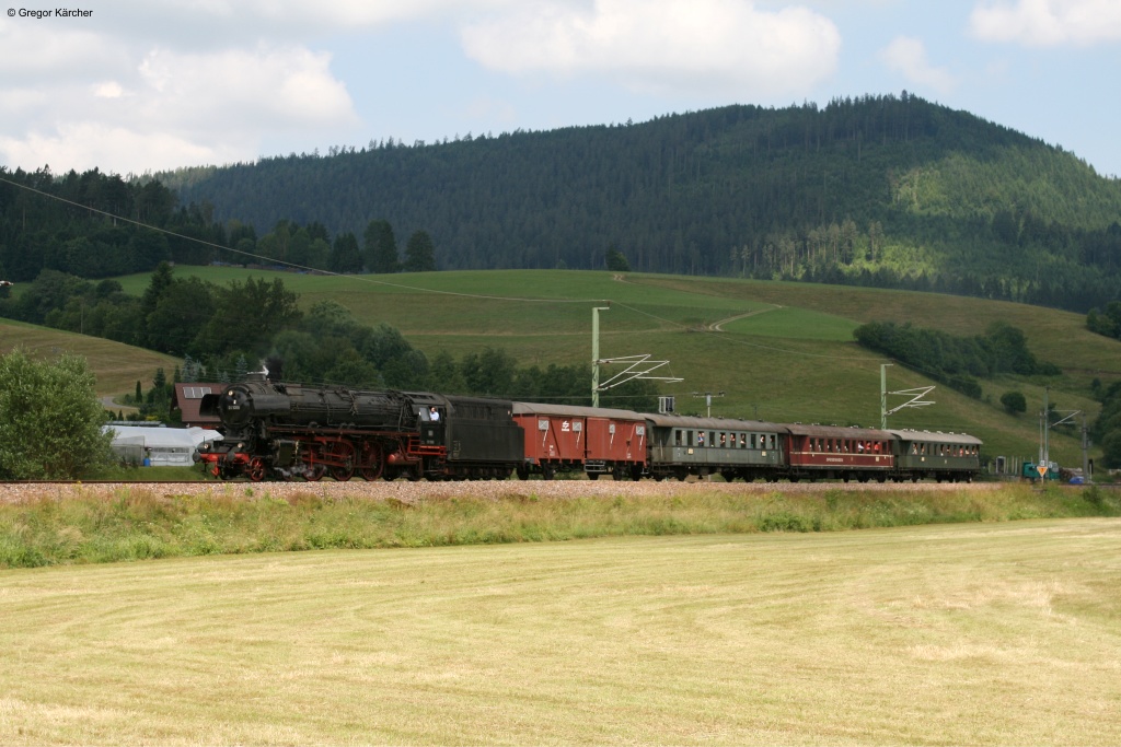 Weil die 58 311 wegen einem Lokschaden auer Betrieb war, sollte der Sonderzug mit einer Diesellok durch das Murgtal nach Baiersbronn fahren. Doch einen Abend vor der Fahrt konnte die 01 1066 fr die 58 311 einspringen. 01 1066 mit dem Sonderzug Karlsruhe-Baiersbronn bei Rt am 07.07.2013.