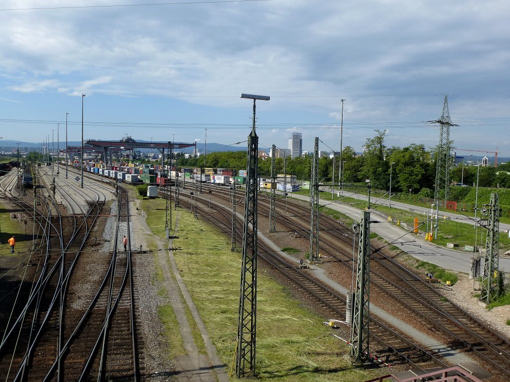 Weil am Rhein, der Umschlagbahnhof an der Stadtgrenze zu Basel/CH ist ein wichtiger G�terbahnhof der Rheintalbahn, Mai 2013