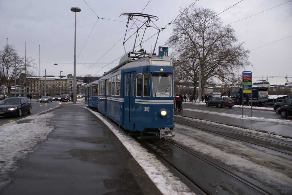Weil der Ce 4/4 1392 vor dem Signal warten musste, hatte ich Zeit, ein paar Meter nach vorne zu gehen und noch ein Bild zu schiessen. Danach habe ich es mir nicht nehmen lassen, eine Runde (via Bahnhofstrasse und Limmatquai) mit dem  Kurbeli  mitzufahren. (19.12.10)