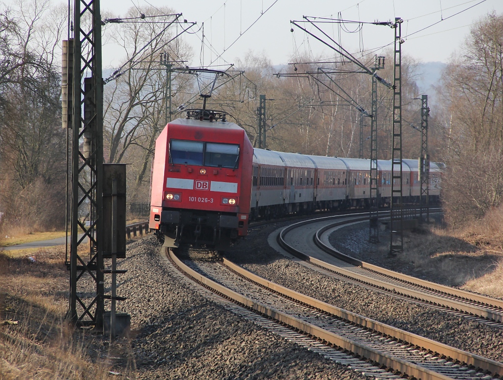 Weil es morgens immer heller wird, kann man auch schon wieder den ein oder anderen DB Autozug erwischen. Dieser befand sich am 06.03.2012 mit 101 026-3 auf Fahrt gen Norden. Aufgenommen zwischen Wehretal Reichensachsen und Eschwege West.