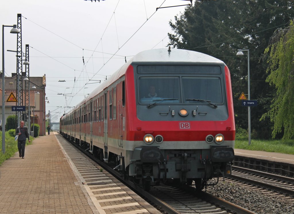 Weil es so schn war gab es noch eine 111er: Aber zuerst mal der Steuerwagen mit Wittenberger Kopf und der Betriebsnummer D-DB 50 80 80-35 154-9 als RB nach Offenburg bei der Ausfahrt in Kenzingen. (02.05.2013)