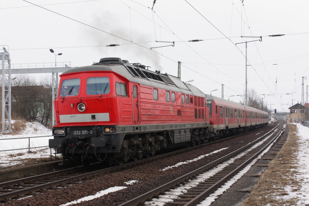 Weil es vor einem Monat so schn war, bin ich am 18.02.2010 nochmal nach Lehndorf gefahren. Hier beschleunigt 232 571-0 mit RE 3625 von Erfurt nach Altenburg gerade in Lehndorf, dem letzten Halt vor Altenburg. 
